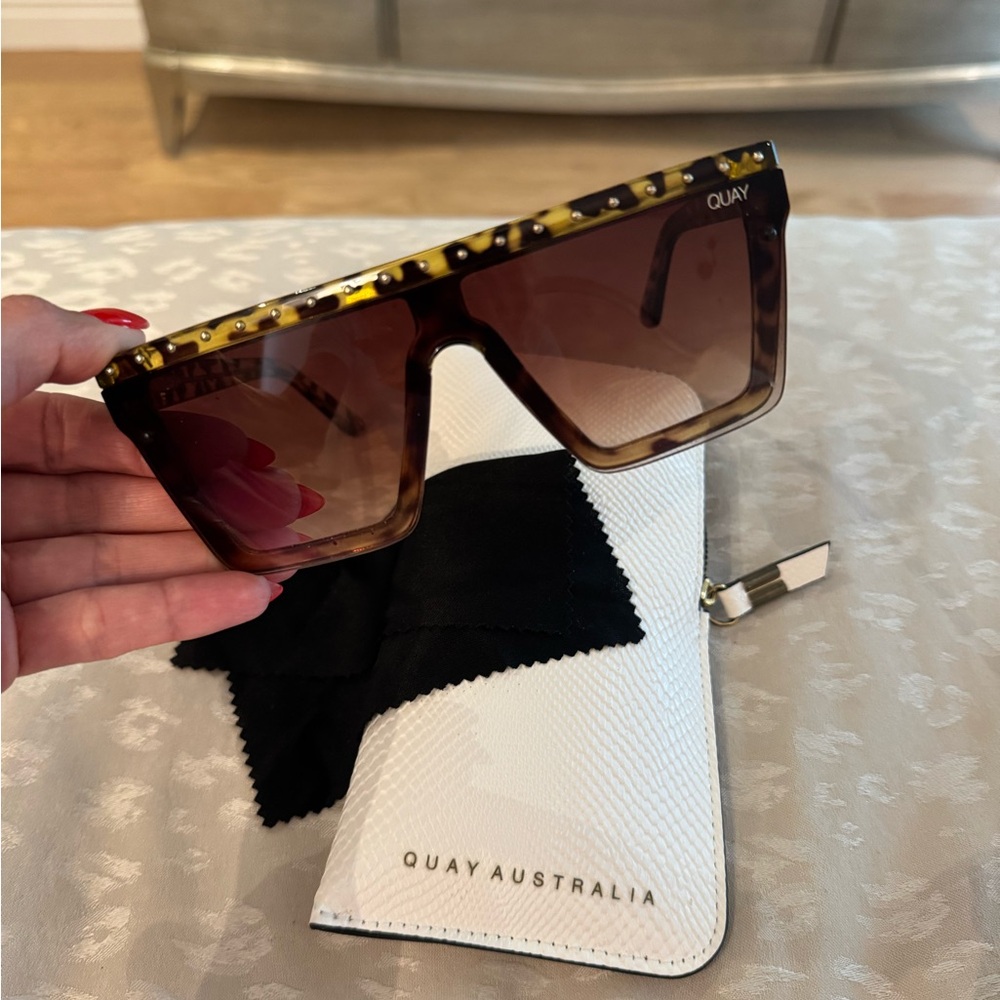 Quay Australia “Hindsight” Sunnies!
